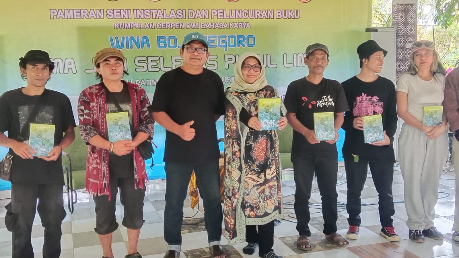 Buku ke-11 Wina Bojonegoro Lima Jam Selepas Pukul Lima diluncurkan di Pasuruan