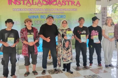 Buku ke-11 Wina Bojonegoro Lima Jam Selepas Pukul Lima diluncurkan di Pasuruan