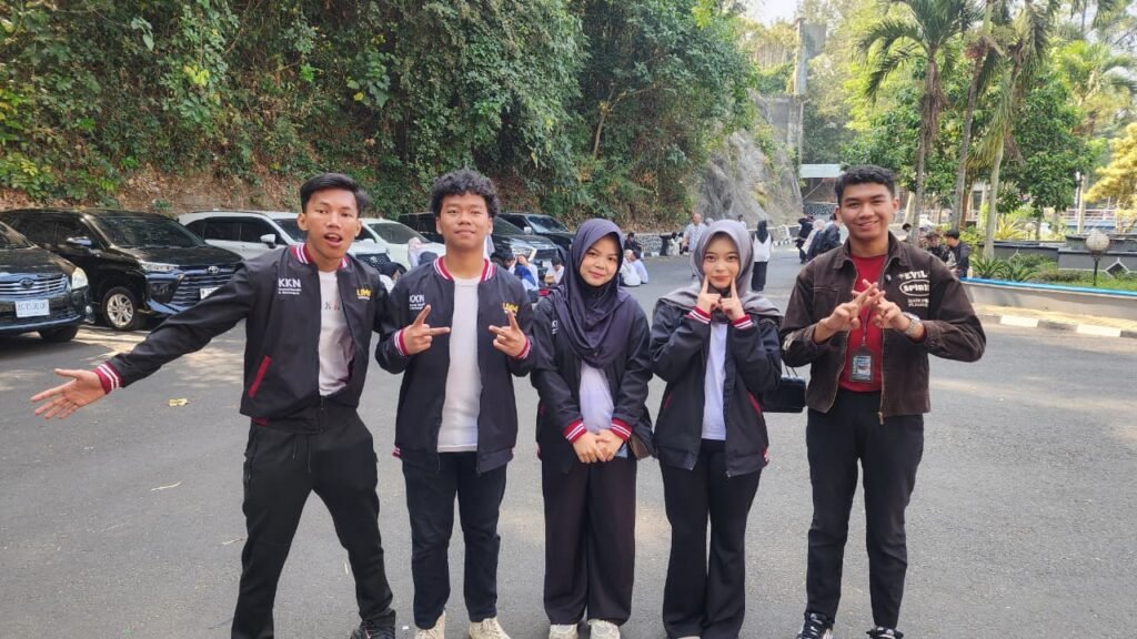 Foto bersama empat mahasiswa Psikologi peserta KKN UMM 2026 dan KKN MAs bersama pewawancara