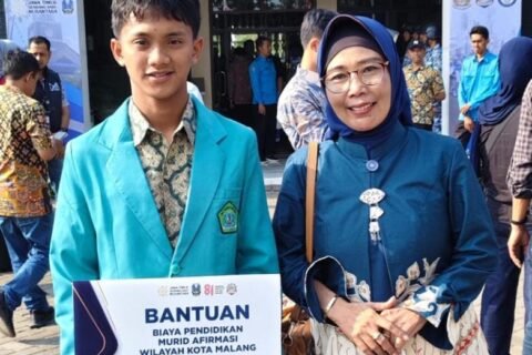 Alfan Sarofi Siswa SMAN 6 Kota Malang bersama Kepala Sekolah Ernawati