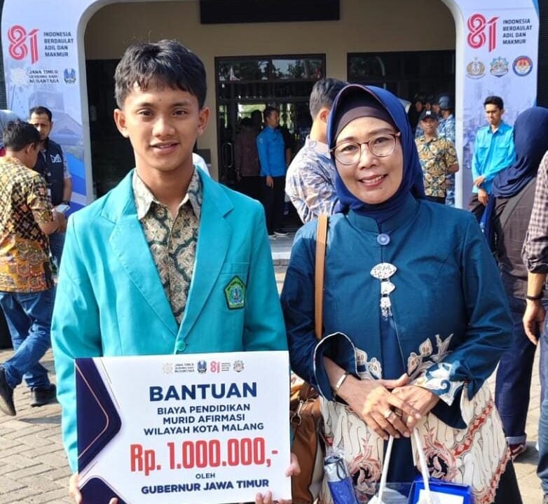 Alfan Sarofi Siswa SMAN 6 Kota Malang bersama Kepala Sekolah Ernawati