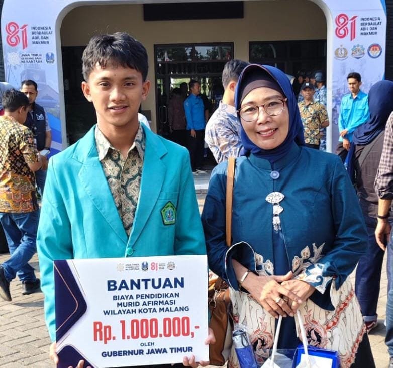 Alfan Sarofi Siswa SMAN 6 Kota Malang bersama Kepala Sekolah Ernawati