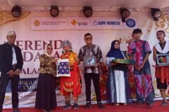 Potret kebersamaan saat penyerahan cenderamata dan apresiasi karya di atas panggung. Tampak perwakilan siswa SLB yang mengenakan busana daerah serta memegang produk hasil kerajinan tangan kebanggaan mereka dalam acara pameran yang didukung oleh Kementerian Kebudayaan dan LPDP.