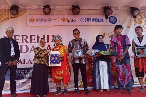Potret kebersamaan saat penyerahan cenderamata dan apresiasi karya di atas panggung. Tampak perwakilan siswa SLB yang mengenakan busana daerah serta memegang produk hasil kerajinan tangan kebanggaan mereka dalam acara pameran yang didukung oleh Kementerian Kebudayaan dan LPDP.