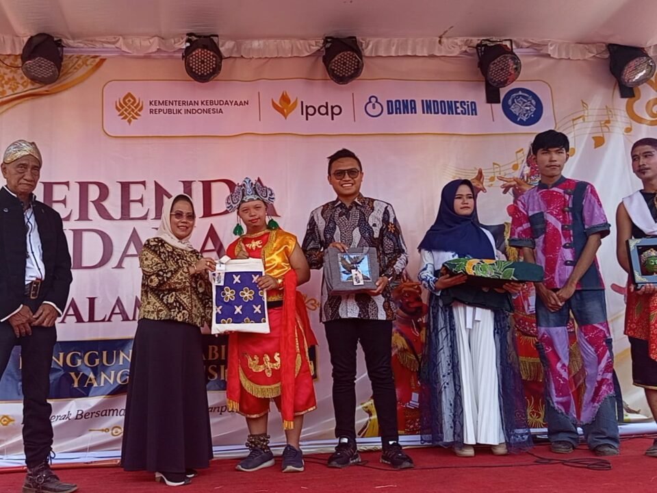 Potret kebersamaan saat penyerahan cenderamata dan apresiasi karya di atas panggung. Tampak perwakilan siswa SLB yang mengenakan busana daerah serta memegang produk hasil kerajinan tangan kebanggaan mereka dalam acara pameran yang didukung oleh Kementerian Kebudayaan dan LPDP.