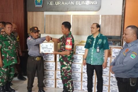 Babinsa Kelurahan Blimbing (Koramil 0833-03/Blimbing) secara simbolis menyerahkan bantuan bingkisan CSR dari PT Balatif kepada perwakilan anggota Linmas di Kantor Kelurahan Blimbing, Kota Malang.
