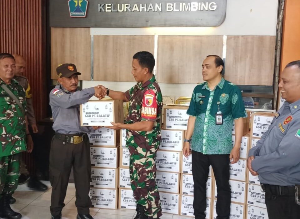 Babinsa Kelurahan Blimbing (Koramil 0833-03/Blimbing) secara simbolis menyerahkan bantuan bingkisan CSR dari PT Balatif kepada perwakilan anggota Linmas di Kantor Kelurahan Blimbing, Kota Malang.