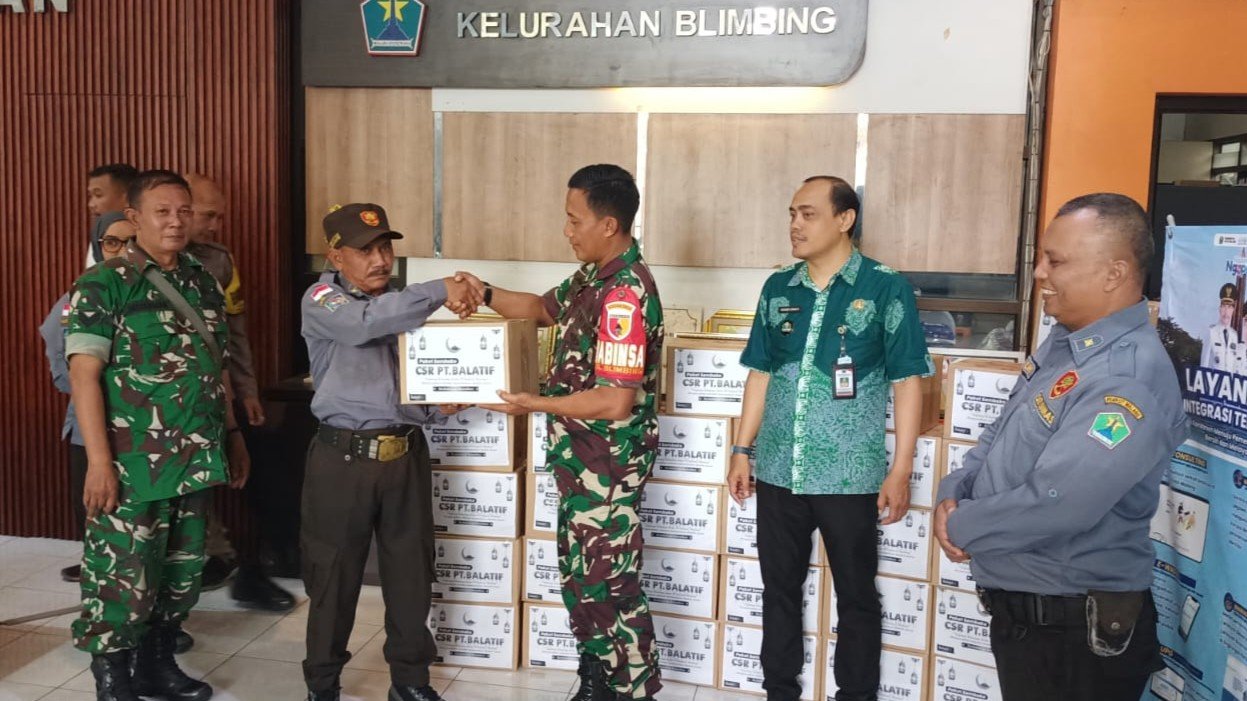 Babinsa Kelurahan Blimbing (Koramil 0833-03/Blimbing) secara simbolis menyerahkan bantuan bingkisan CSR dari PT Balatif kepada perwakilan anggota Linmas di Kantor Kelurahan Blimbing, Kota Malang.