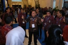 Kepala Pusat Strategi Kebijakan Kewilayahan, Kependudukan, dan Pelayanan Publik, Dr. T.R. Fahsul Falah, S.Sos., M.Si., tampak memberikan arahan dan supervisi langsung kepada tim komite BSKDN Kemendagri