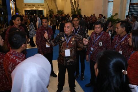 Kepala Pusat Strategi Kebijakan Kewilayahan, Kependudukan, dan Pelayanan Publik, Dr. T.R. Fahsul Falah, S.Sos., M.Si., tampak memberikan arahan dan supervisi langsung kepada tim komite BSKDN Kemendagri