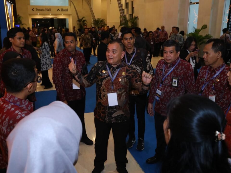 Kepala Pusat Strategi Kebijakan Kewilayahan, Kependudukan, dan Pelayanan Publik, Dr. T.R. Fahsul Falah, S.Sos., M.Si., tampak memberikan arahan dan supervisi langsung kepada tim komite BSKDN Kemendagri