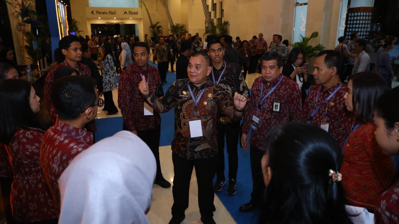 Kepala Pusat Strategi Kebijakan Kewilayahan, Kependudukan, dan Pelayanan Publik, Dr. T.R. Fahsul Falah, S.Sos., M.Si., tampak memberikan arahan dan supervisi langsung kepada tim komite BSKDN Kemendagri