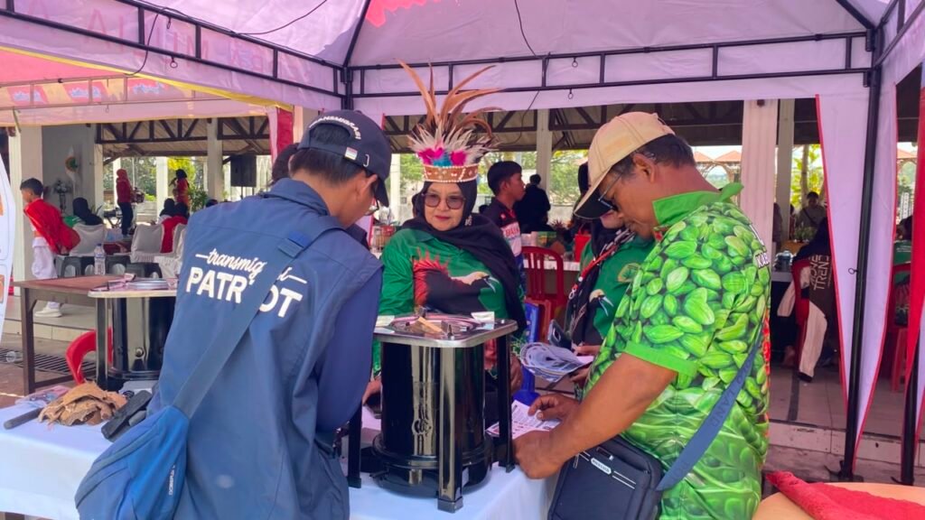 Anggota Tim Ekspedisi Patriot 2 Universitas Brawijaya tengah mendemonstrasikan inovasi kompor biomassa kepada tokoh masyarakat dan pelaku UMKM di stan Pameran UMKM Nusantara, Alun-Alun Kota Aimas, Kabupaten Sorong.