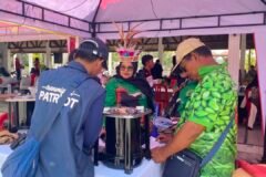 Anggota Tim Ekspedisi Patriot 2 Universitas Brawijaya tengah mendemonstrasikan inovasi kompor biomassa kepada tokoh masyarakat dan pelaku UMKM di stan Pameran UMKM Nusantara, Alun-Alun Kota Aimas, Kabupaten Sorong.