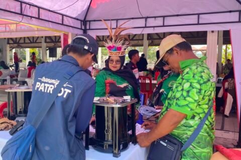 Anggota Tim Ekspedisi Patriot 2 Universitas Brawijaya tengah mendemonstrasikan inovasi kompor biomassa kepada tokoh masyarakat dan pelaku UMKM di stan Pameran UMKM Nusantara, Alun-Alun Kota Aimas, Kabupaten Sorong.