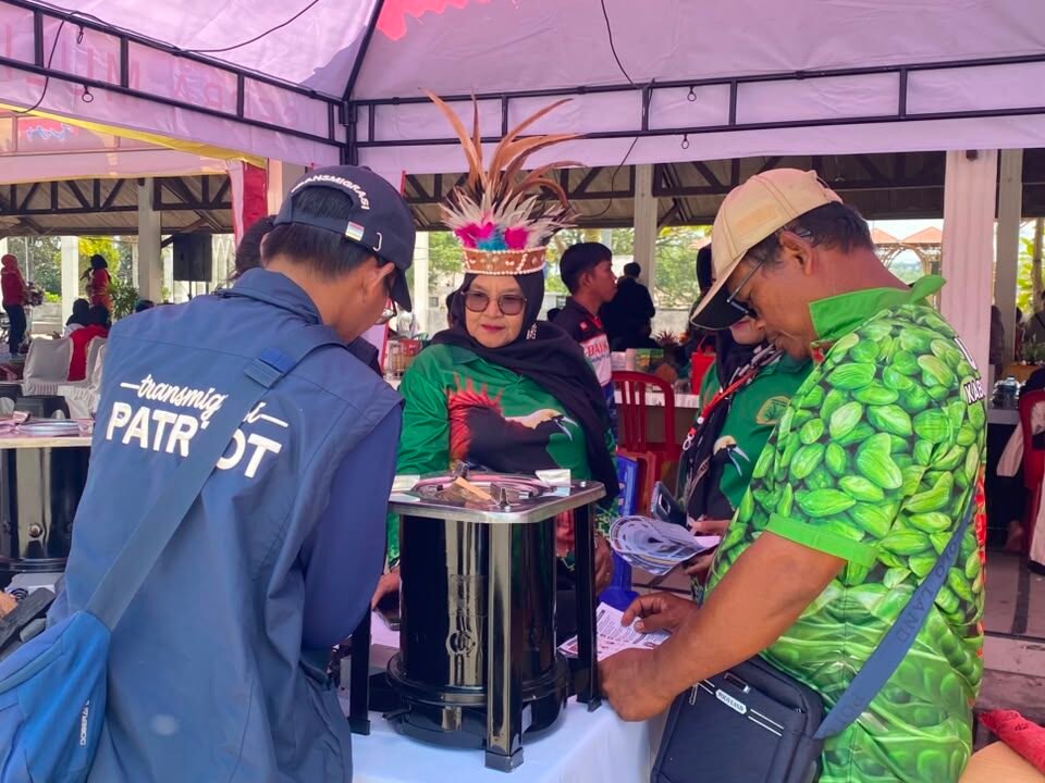 Anggota Tim Ekspedisi Patriot 2 Universitas Brawijaya tengah mendemonstrasikan inovasi kompor biomassa kepada tokoh masyarakat dan pelaku UMKM di stan Pameran UMKM Nusantara, Alun-Alun Kota Aimas, Kabupaten Sorong.