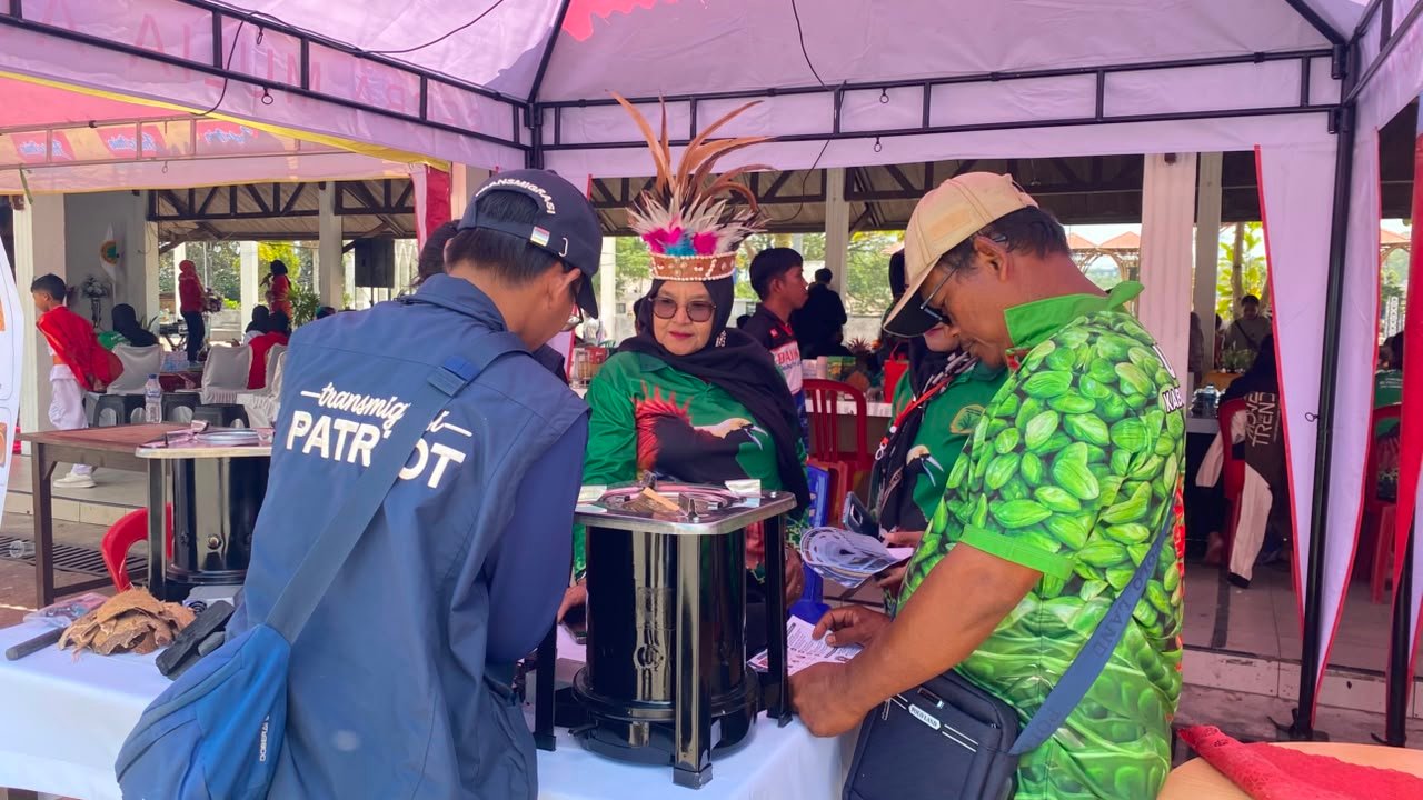 Anggota Tim Ekspedisi Patriot 2 Universitas Brawijaya tengah mendemonstrasikan inovasi kompor biomassa kepada tokoh masyarakat dan pelaku UMKM di stan Pameran UMKM Nusantara, Alun-Alun Kota Aimas, Kabupaten Sorong.