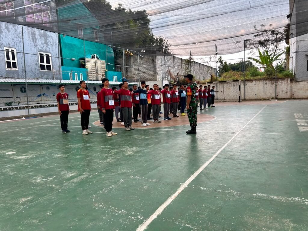 Sertu Rohman, Babinsa Merjosari Koramil 0833-05/Lowokwaru, saat memberikan instruksi Peraturan Baris-Berbaris (PBB) kepada para santri Pondok Pesantren Al Umm dalam kegiatan Latihan Dasar Kepemimpinan Santri (LDKS), Kamis (27/8/2026).
