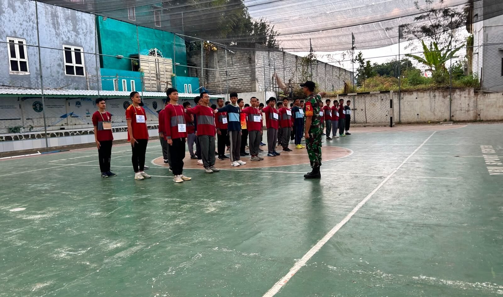 Sertu Rohman, Babinsa Merjosari Koramil 0833-05/Lowokwaru, saat memberikan instruksi Peraturan Baris-Berbaris (PBB) kepada para santri Pondok Pesantren Al Umm dalam kegiatan Latihan Dasar Kepemimpinan Santri (LDKS), Kamis (27/8/2026).