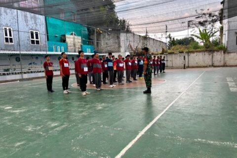Sertu Rohman, Babinsa Merjosari Koramil 0833-05/Lowokwaru, saat memberikan instruksi Peraturan Baris-Berbaris (PBB) kepada para santri Pondok Pesantren Al Umm dalam kegiatan Latihan Dasar Kepemimpinan Santri (LDKS), Kamis (27/8/2026).