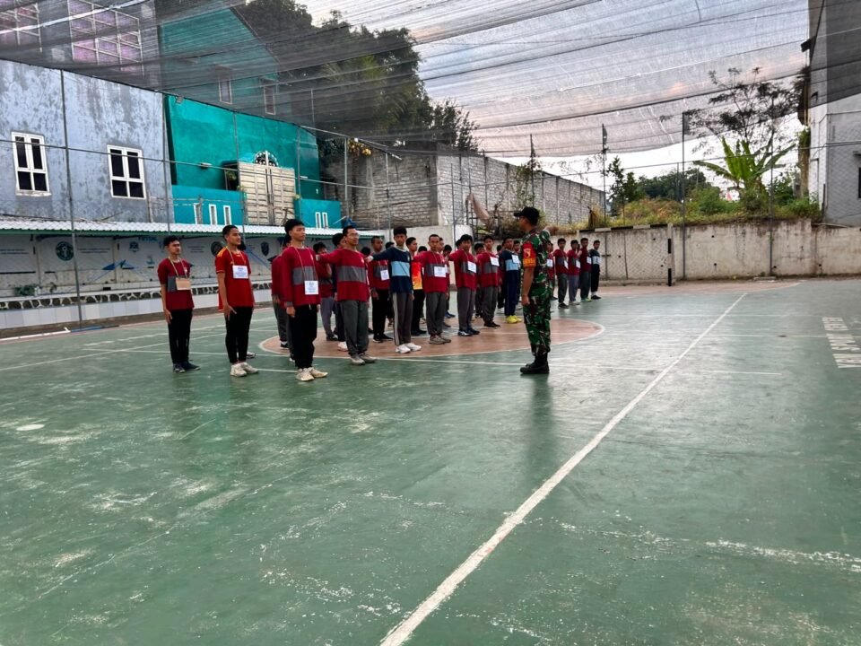 Sertu Rohman, Babinsa Merjosari Koramil 0833-05/Lowokwaru, saat memberikan instruksi Peraturan Baris-Berbaris (PBB) kepada para santri Pondok Pesantren Al Umm dalam kegiatan Latihan Dasar Kepemimpinan Santri (LDKS), Kamis (27/8/2026).