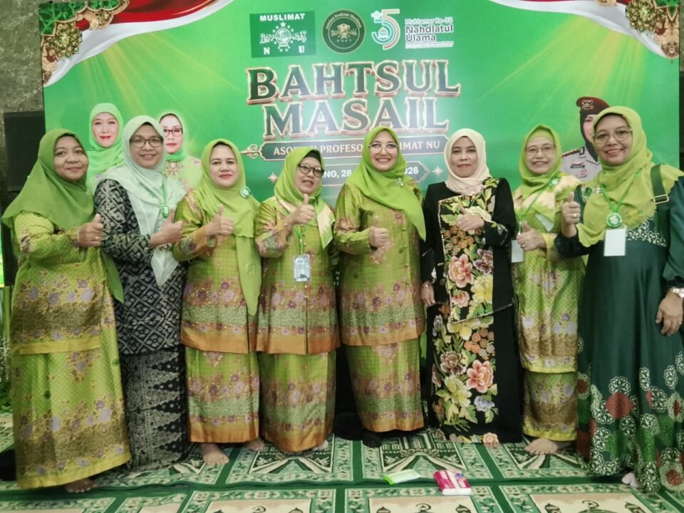 Rektor UIN Malang bersama para guru besar dan ketua APMNU Prof Amany Burhanudin Lubis