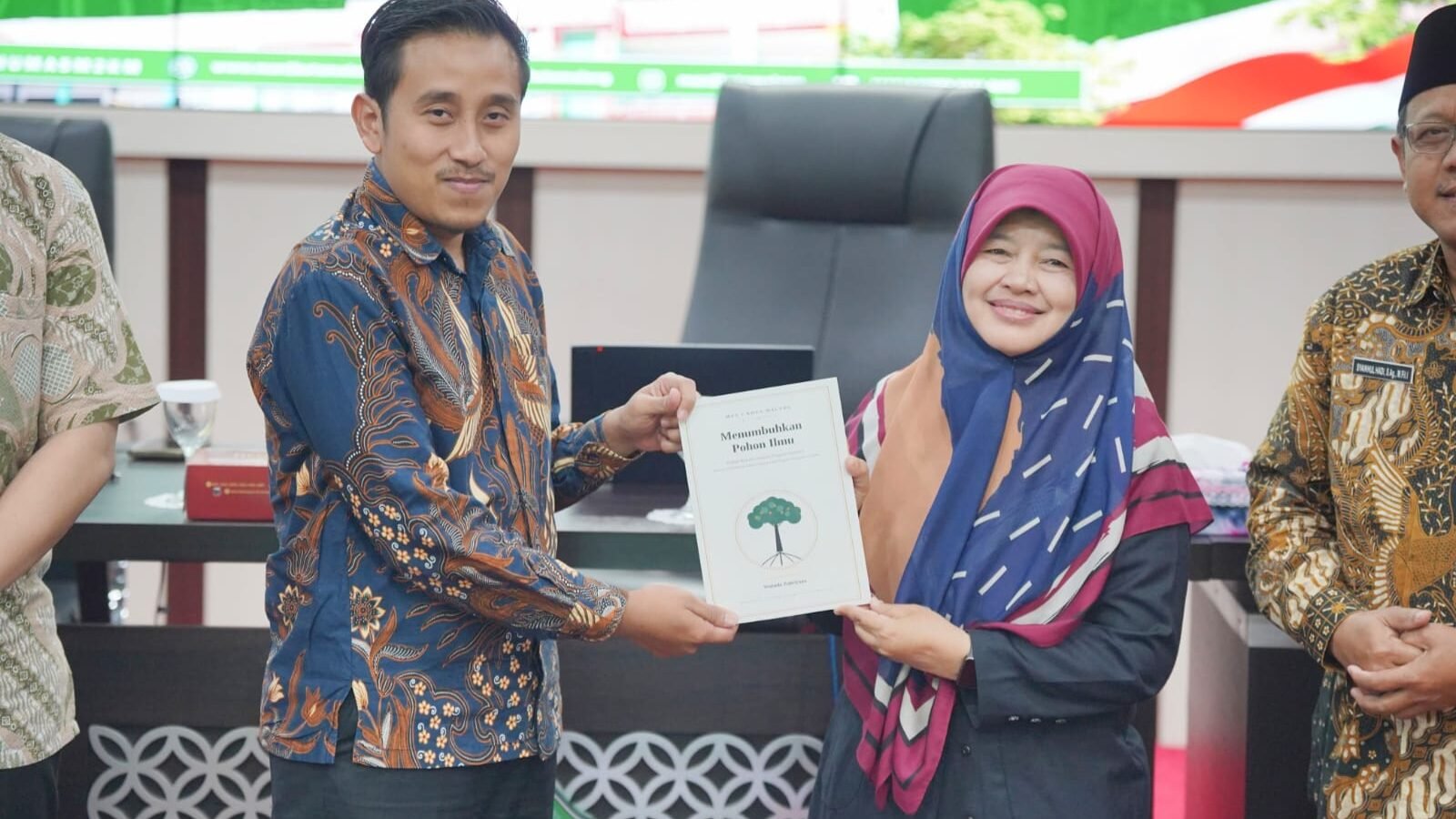Momen penyerahan buku "Menumbuhkan Pohon Ilmu - Praktik Baik dan Inspirasi Program InsanPro"