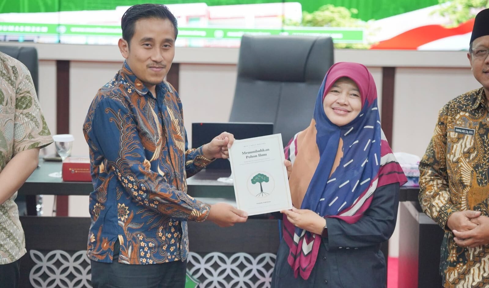 Momen penyerahan buku "Menumbuhkan Pohon Ilmu - Praktik Baik dan Inspirasi Program InsanPro"