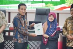 Momen penyerahan buku "Menumbuhkan Pohon Ilmu - Praktik Baik dan Inspirasi Program InsanPro"
