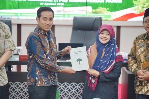 Momen penyerahan buku "Menumbuhkan Pohon Ilmu - Praktik Baik dan Inspirasi Program InsanPro"