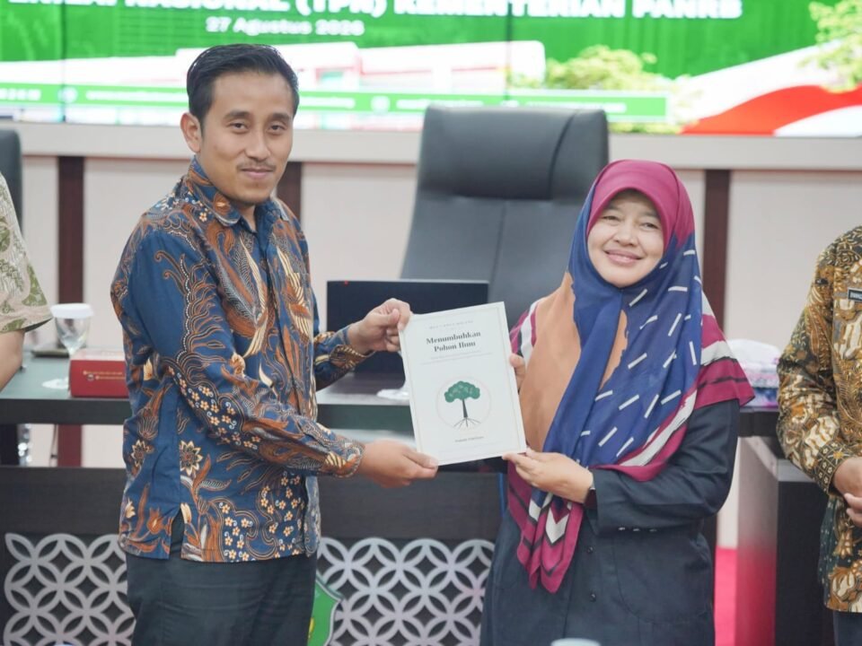 Momen penyerahan buku "Menumbuhkan Pohon Ilmu - Praktik Baik dan Inspirasi Program InsanPro"