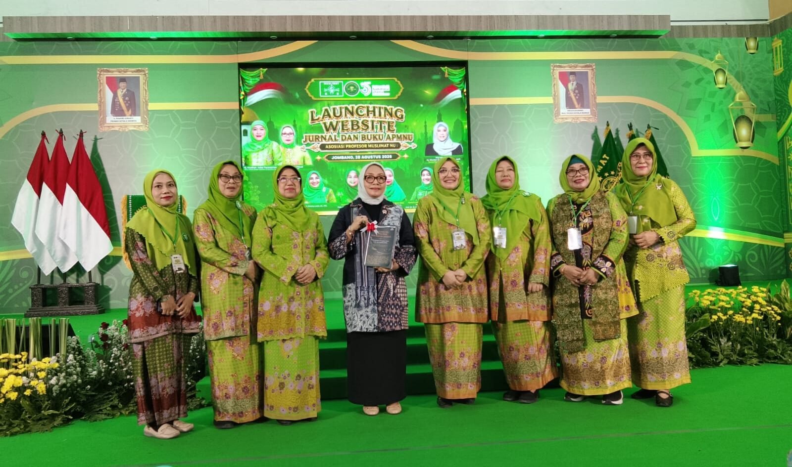 Dra. Hj. Arifatul Choiri Fauzi, M.Si. Menteri Pemberdayaan Perempuan dan Perlindungan Anak (PPPA) Indonesia/ Ketua Umum Pimpinan Pusat (PP) Muslimat Nahdlatul Ulama (NU) menerima buku dari ketua Asosiasi Profesor Muslimat NU (APMNU) Prof Amany Lubis dalam rangkaian acara Seminar Nasional di Jombang,