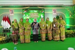 Dra. Hj. Arifatul Choiri Fauzi, M.Si. Menteri Pemberdayaan Perempuan dan Perlindungan Anak (PPPA) Indonesia/ Ketua Umum Pimpinan Pusat (PP) Muslimat Nahdlatul Ulama (NU) menerima buku dari ketua Asosiasi Profesor Muslimat NU (APMNU) Prof Amany Lubis dalam rangkaian acara Seminar Nasional di Jombang,