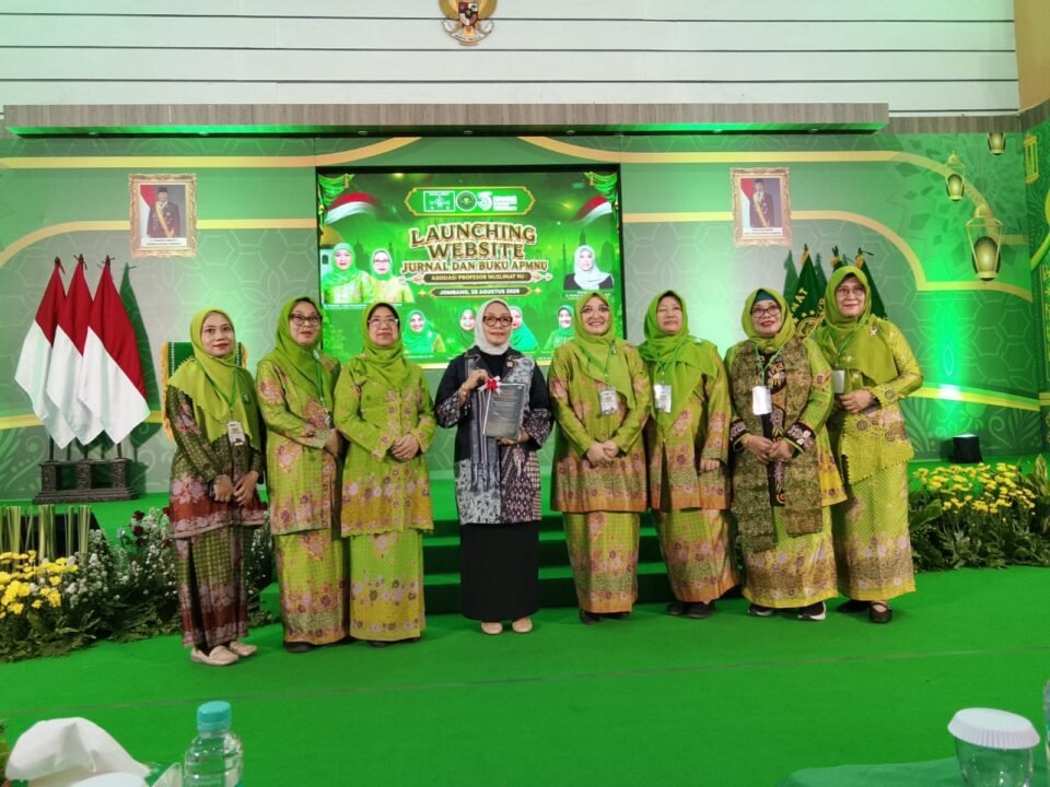 Dra. Hj. Arifatul Choiri Fauzi, M.Si. Menteri Pemberdayaan Perempuan dan Perlindungan Anak (PPPA) Indonesia/ Ketua Umum Pimpinan Pusat (PP) Muslimat Nahdlatul Ulama (NU) menerima buku dari ketua Asosiasi Profesor Muslimat NU (APMNU) Prof Amany Lubis dalam rangkaian acara Seminar Nasional di Jombang,
