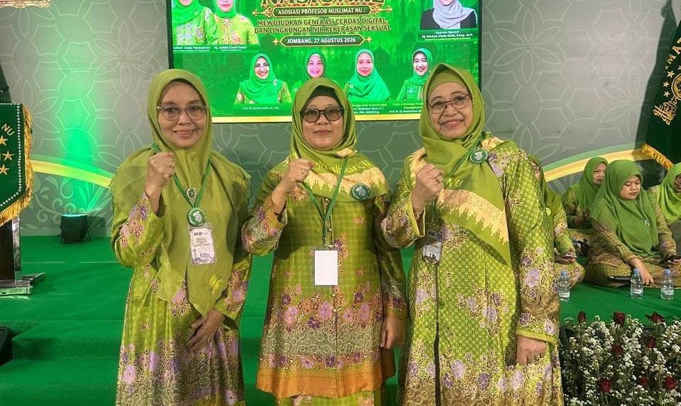 Prof umi Sumbulah (tengah) bersama Prof Tutik Hamidah dan Prof Mufidah