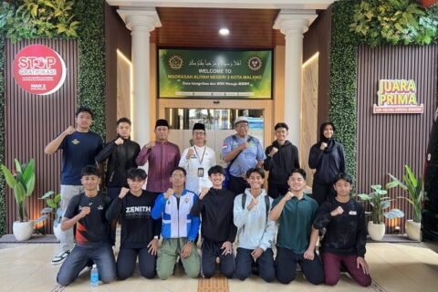 Potret kebersamaan Kepala MAN 2 Kota Malang, jajaran guru pendamping, dan para siswa tim atletik di depan area PTSP sesaat sebelum bertolak menuju arena perlombaan di Surabaya