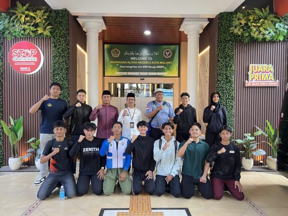 Potret kebersamaan Kepala MAN 2 Kota Malang, jajaran guru pendamping, dan para siswa tim atletik di depan area PTSP sesaat sebelum bertolak menuju arena perlombaan di Surabaya