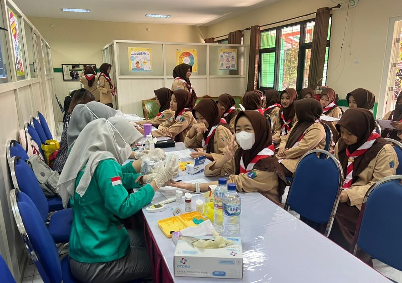 Suasana antusiasme para siswi kelas X MAN 2 Kota Malang saat mengikuti proses pengambilan sampel darah oleh tim medis Puskesmas Arjuno di ruang UKS