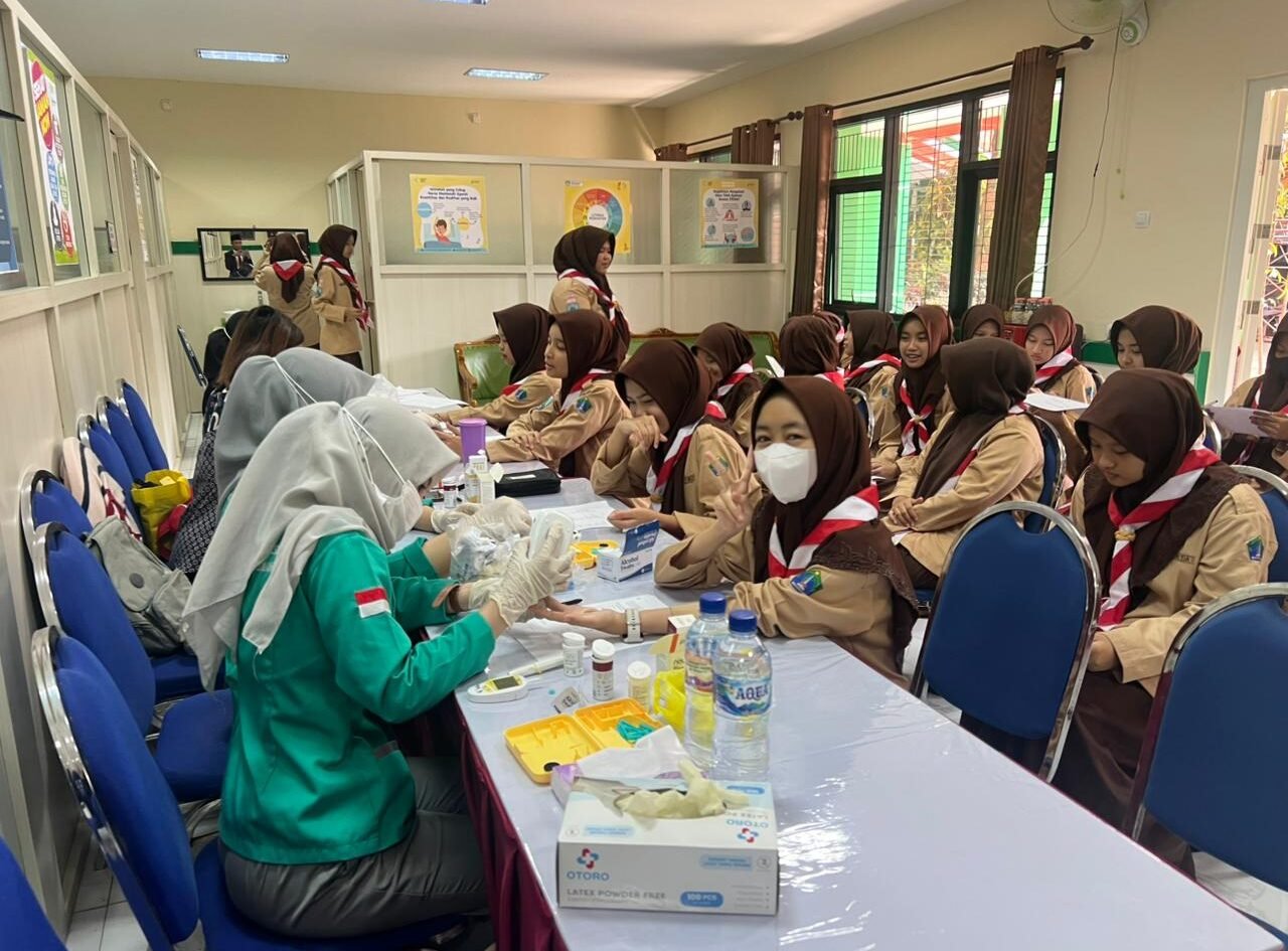 Suasana antusiasme para siswi kelas X MAN 2 Kota Malang saat mengikuti proses pengambilan sampel darah oleh tim medis Puskesmas Arjuno di ruang UKS
