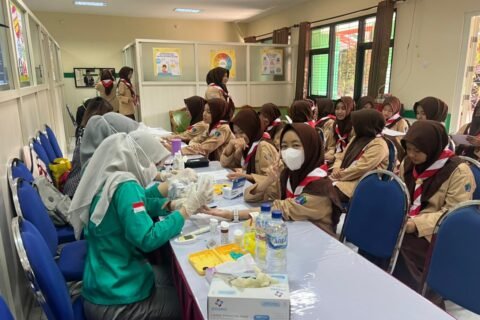 Suasana antusiasme para siswi kelas X MAN 2 Kota Malang saat mengikuti proses pengambilan sampel darah oleh tim medis Puskesmas Arjuno di ruang UKS