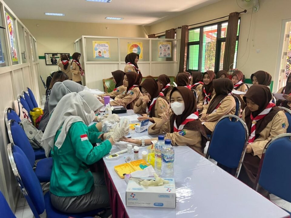 Suasana antusiasme para siswi kelas X MAN 2 Kota Malang saat mengikuti proses pengambilan sampel darah oleh tim medis Puskesmas Arjuno di ruang UKS