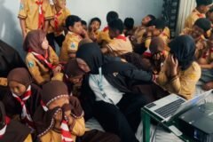 Momen haru menyelimuti sesi refleksi emosi ketika mahasiswa KKN UMM mendampingi langsung para siswa SD di Kediri. Kegiatan ini merupakan bagian dari edukasi anti-perundungan untuk membangun empati dan lingkungan sekolah yang suportif.