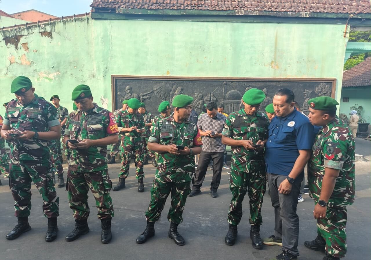Sejumlah prajurit Kodim 0833/Kota Malang tampak mempraktikkan langsung arahan literasi digital melalui gawai pintar mereka usai sosialisasi pencegahan hoaks dan penggunaan medsos bijak.