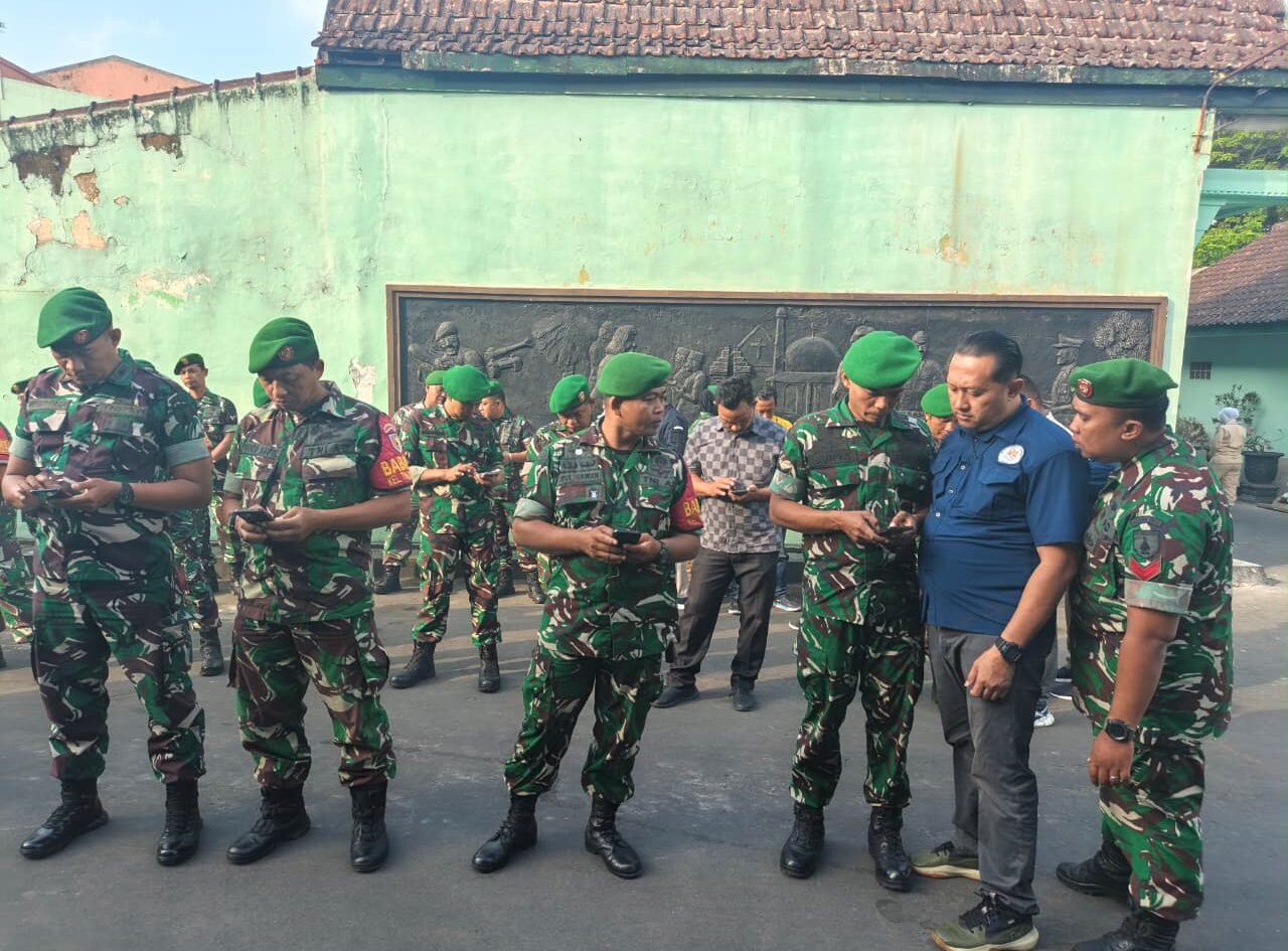 Sejumlah prajurit Kodim 0833/Kota Malang tampak mempraktikkan langsung arahan literasi digital melalui gawai pintar mereka usai sosialisasi pencegahan hoaks dan penggunaan medsos bijak.