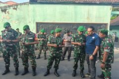 Sejumlah prajurit Kodim 0833/Kota Malang tampak mempraktikkan langsung arahan literasi digital melalui gawai pintar mereka usai sosialisasi pencegahan hoaks dan penggunaan medsos bijak.