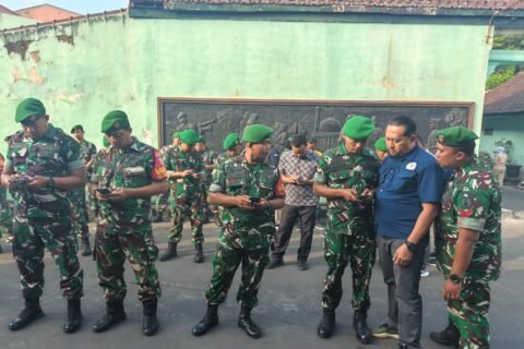 Sejumlah prajurit Kodim 0833/Kota Malang tampak mempraktikkan langsung arahan literasi digital melalui gawai pintar mereka usai sosialisasi pencegahan hoaks dan penggunaan medsos bijak.