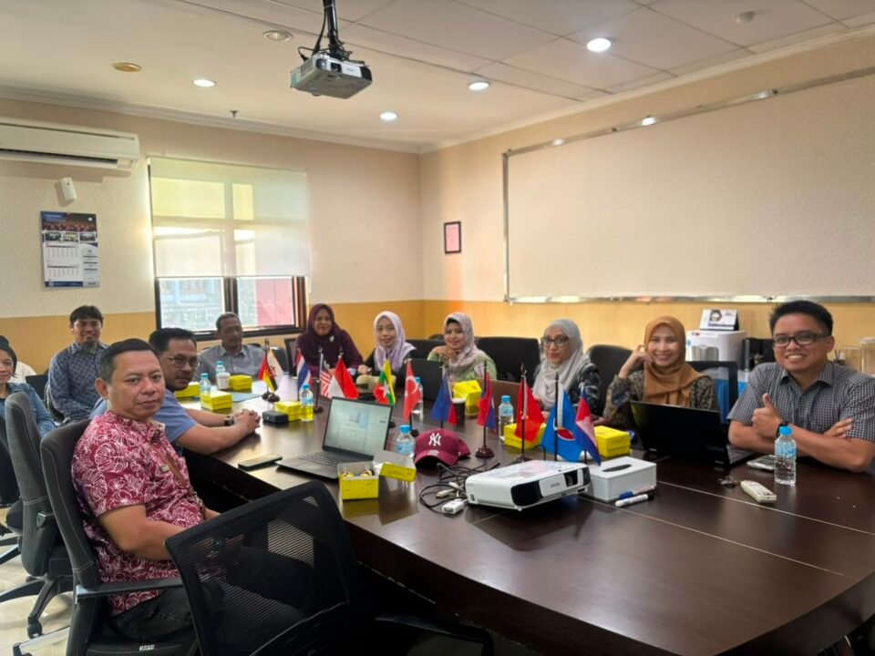 Suasana diskusi dan koordinasi antara tim peneliti Universitas Brawijaya beserta para pemangku kepentingan. Sinergi lintas lembaga ini terus diperkuat guna menghadirkan inovasi teknologi pascapanen yang dapat diterapkan langsung oleh pelaku UMKM. (Foto: Dok. Tim Riset)