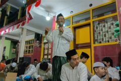 Ustaz Imam Ghozali, Ketua RT 8/RW 3 tausiyah memperingati Maulid Nabi Muhammad SAW.