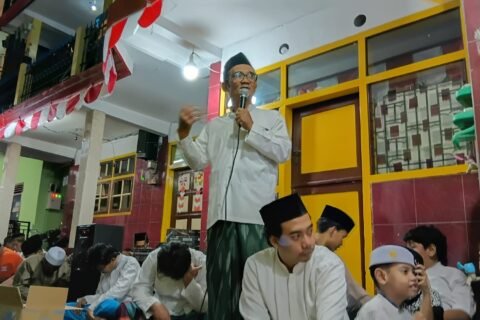 Ustaz Imam Ghozali, Ketua RT 8/RW 3 tausiyah memperingati Maulid Nabi Muhammad SAW.