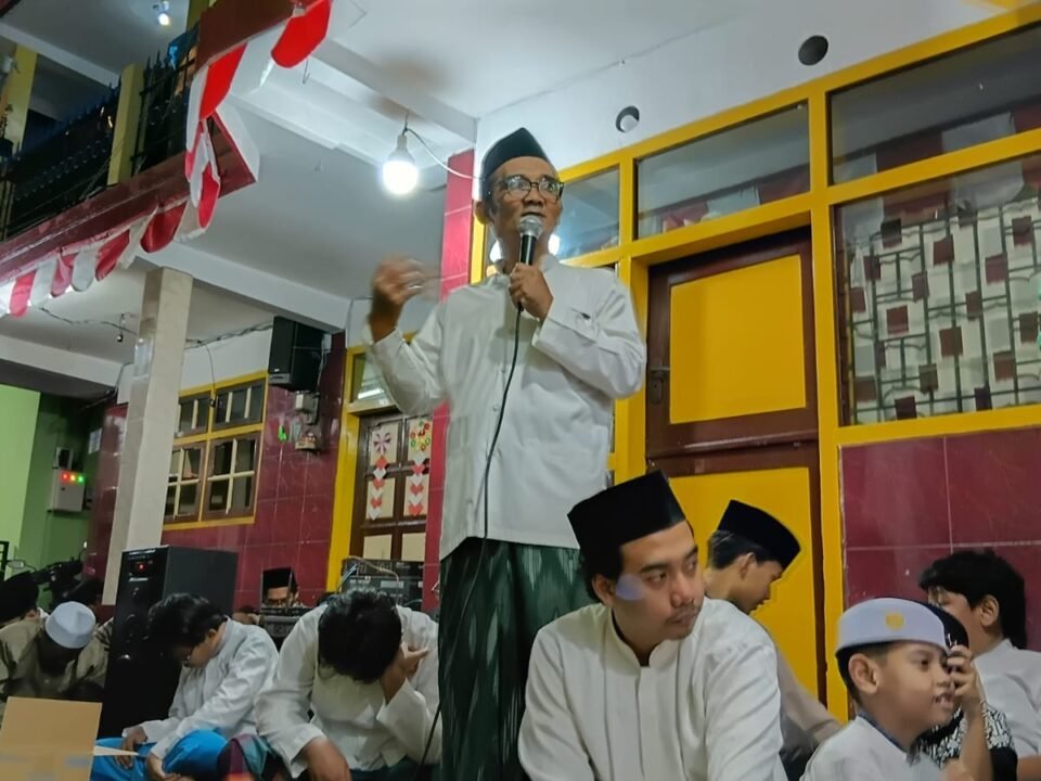 Ustaz Imam Ghozali, Ketua RT 8/RW 3 tausiyah memperingati Maulid Nabi Muhammad SAW.